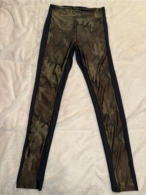 MONSE Camouflage Print Leggings with Black Waistband
